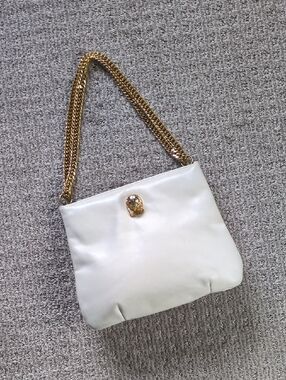 STUNNING 1970s Ruth Saltz White Leather Handbag w/Gold Leopard Head Chain Detail